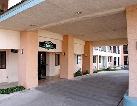 Hallmark Inn And Suites - thumb 2