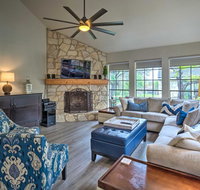 Horseshoe Bay Townhome with Patio Walk to the Resort - Accommodation Houston