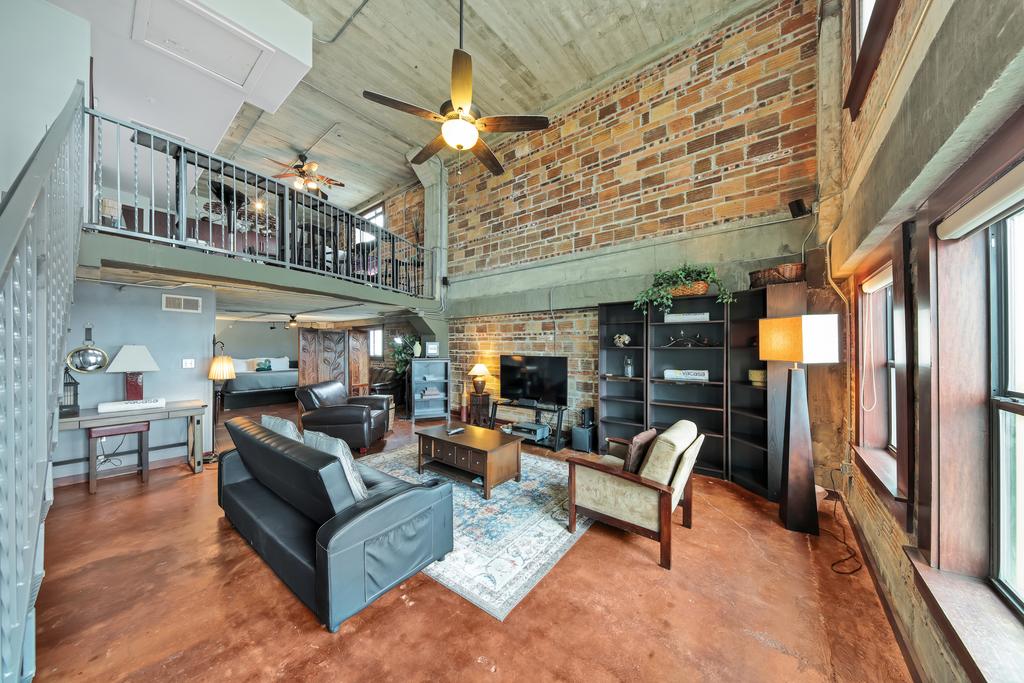 Lone Star Loft - thumb 1