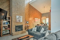 Lubbock Townhome with Grill -5 Mins to TTU  Downtown Accommodation Houston