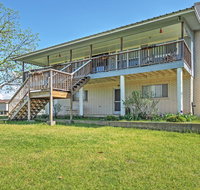 Lush Horseshoe Bay House with Deck  Natural Views - Accommodation Houston