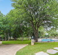 Luxury Golf Course Private Retreat with Heated Swimming Pool - Accommodation Houston