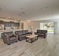 Modern Coastal Getaway with AC WiFi and Office - Accommodation Houston