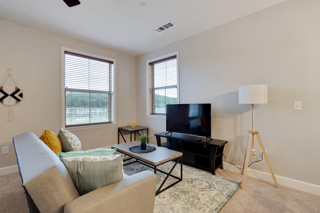 Modern Studio + Fitness Center + Pool - thumb 0