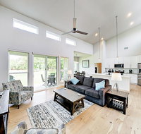 New Listing Chic Lake Retreat W/ Backyard  Pool Home - Accommodation Houston