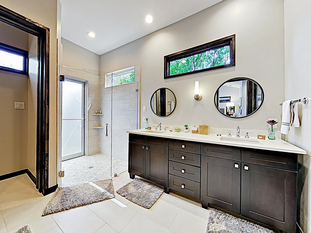 New Listing! Luxe Lake Travis Studio W/ Pool Cabin - thumb 2