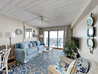 New Listing Remodeled Beach-View Retreat W/ Pool Condo Accommodation Houston
