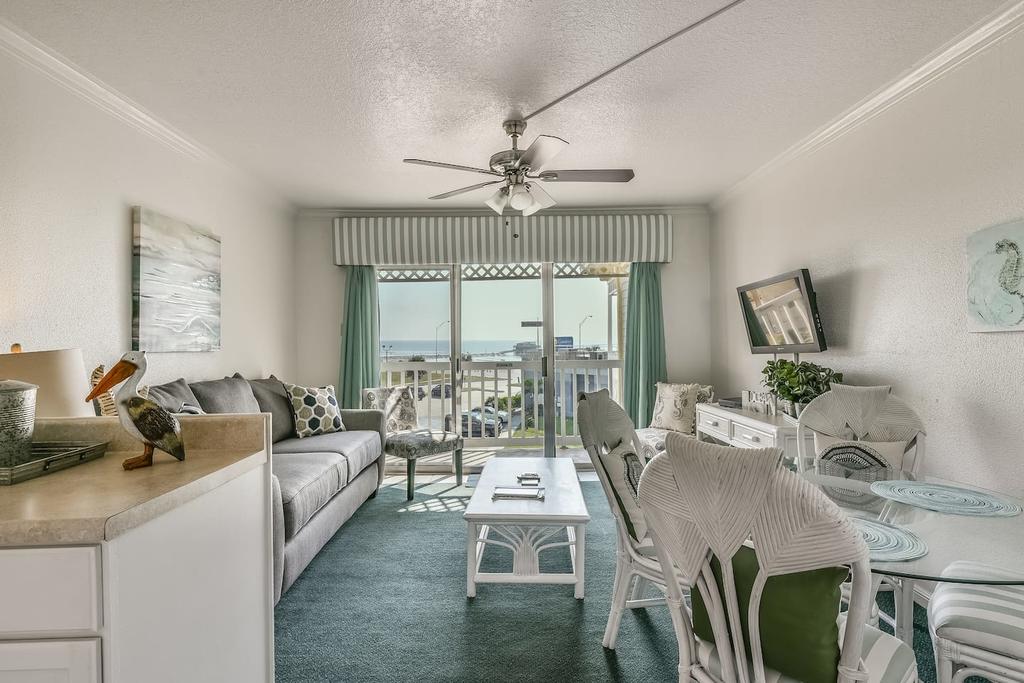 Newly Remodeled Beachfront Condo - thumb 0