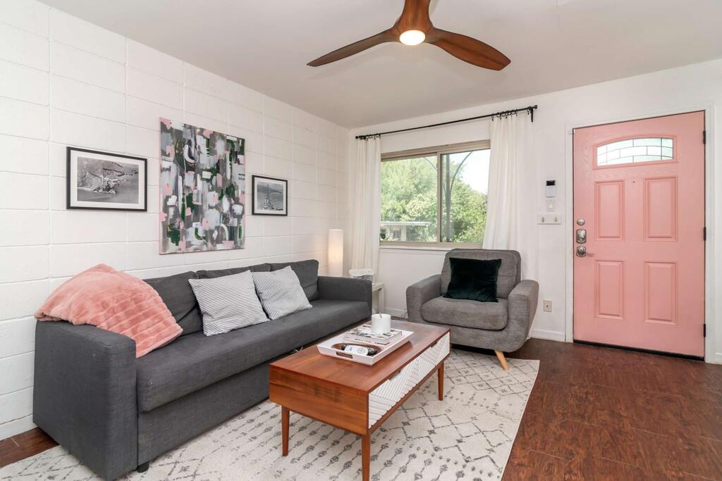 Newning 1BR Condo, With Pool - thumb 2