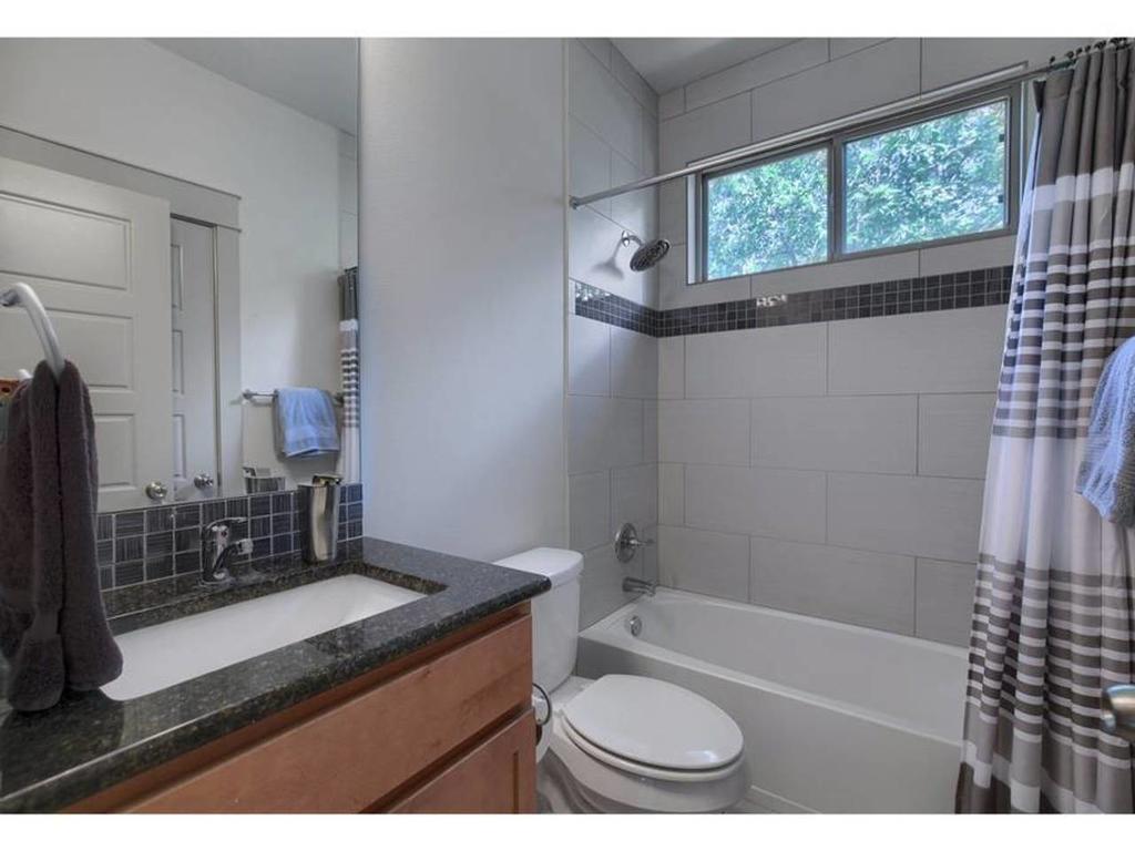 Offbeat Central - 2Bdr In Crestview! - thumb 2