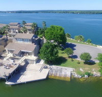 One of a Kind Location Townhouse on Lake LBJ - Accommodation Houston