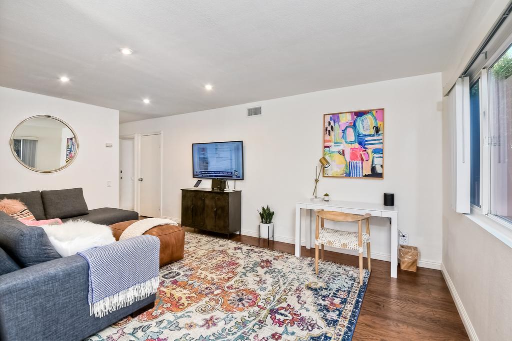 Professionally Designed 5 Bedroom Gem - thumb 2