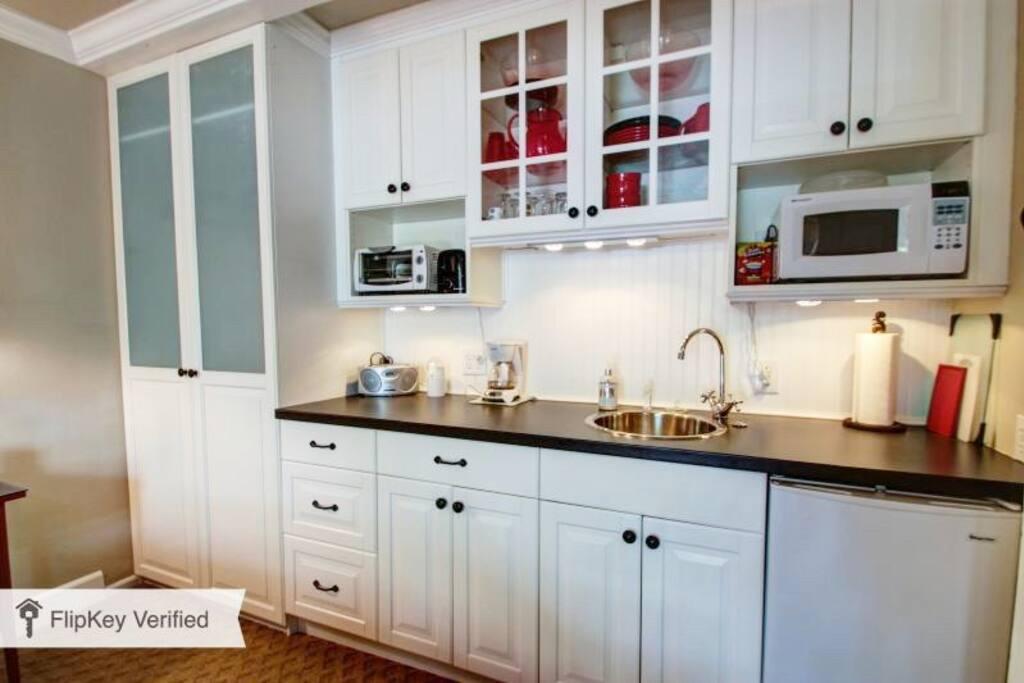 Stunning Serene Studio With Private Patio And Hot Tub - thumb 3