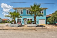 Updated Galveston Home - Walk to the Beach  Pier Accommodation Houston