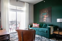 WanderJaunt - Jones - 1BR - East Riverside Accommodation Houston