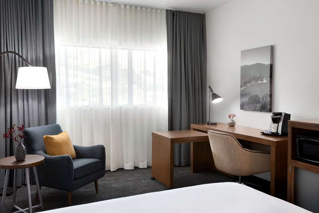 La Quinta Inn & Suites Downtown - thumb 6