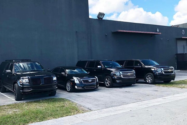 Cleveland Arrival Chauffeur Driven Private Airport Transport - thumb 1