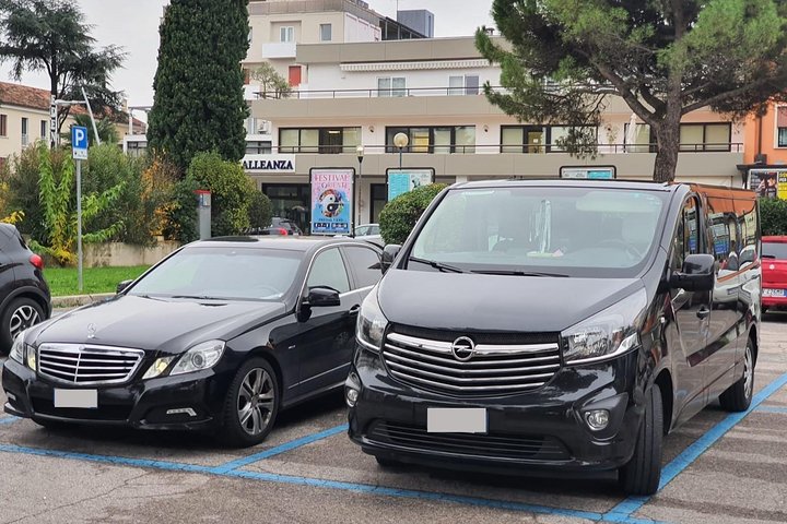 Houston George Bush Airport (IAH) To Houston - Round-Trip Private Transfer